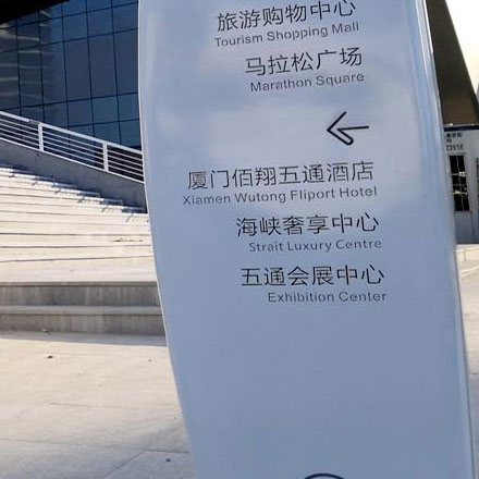 如何通過社交媒體網(wǎng)站設(shè)計吸引更多的用戶和互動?